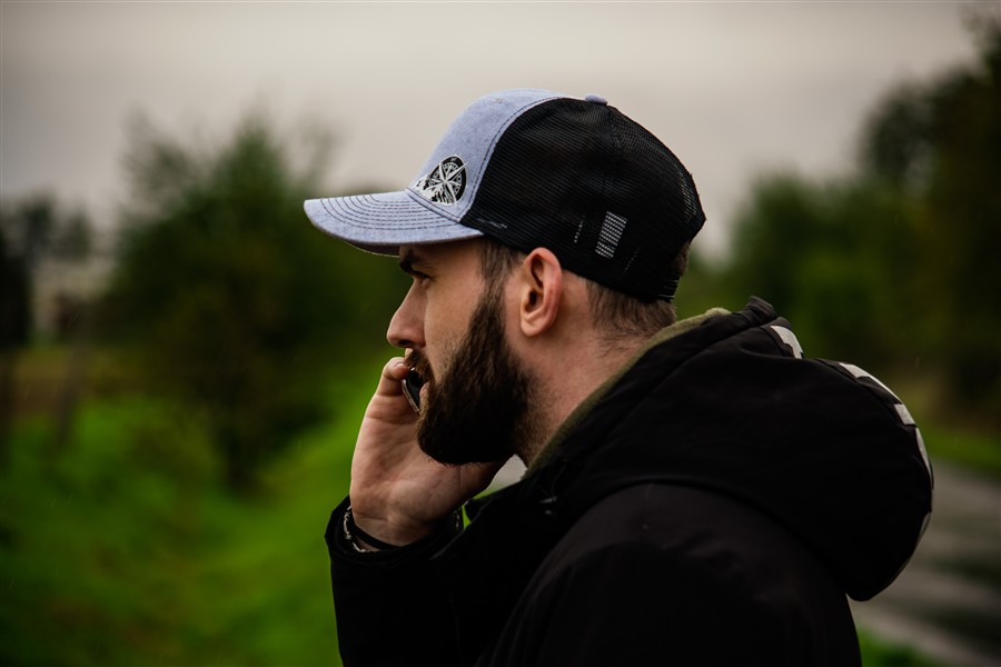 Marek Rosecký venku, v kšiltovce a tmavé mikině.